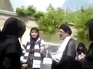 شوخی جنسی چند دختر جوان با آخوند -حاج آقا بیا منو بیگر- زیر چادر بکون بکونه