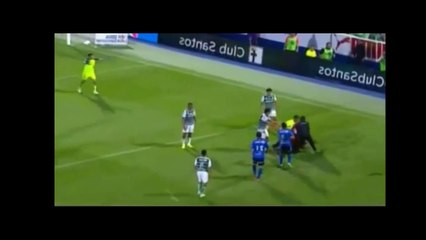 Brésil - des supporters rentrent sur le terrain et agressent l'arbitre ( Puebla vs. Santos)