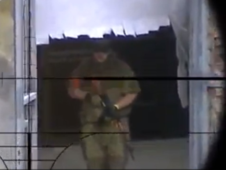 Un sniper abat ses adversaires un à un en Airsoft