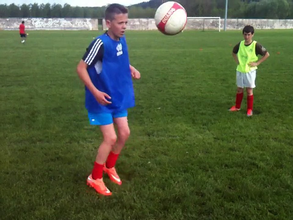 Le stage s'est terminé hier avec une séance sur le tir, un festifoot et la remise des récompenses. Merci aux 42 stagiaires, aux 10 éducateurs-animateurs et à la clémence de la météo. A refaire l'an prochain ! ICI C'EST FOYER David.