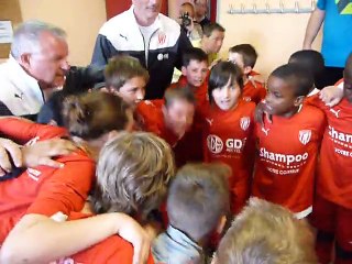 Le titre de champion U11 se fête dans les vestiaires comme  les grands .... mais .. au champomy
