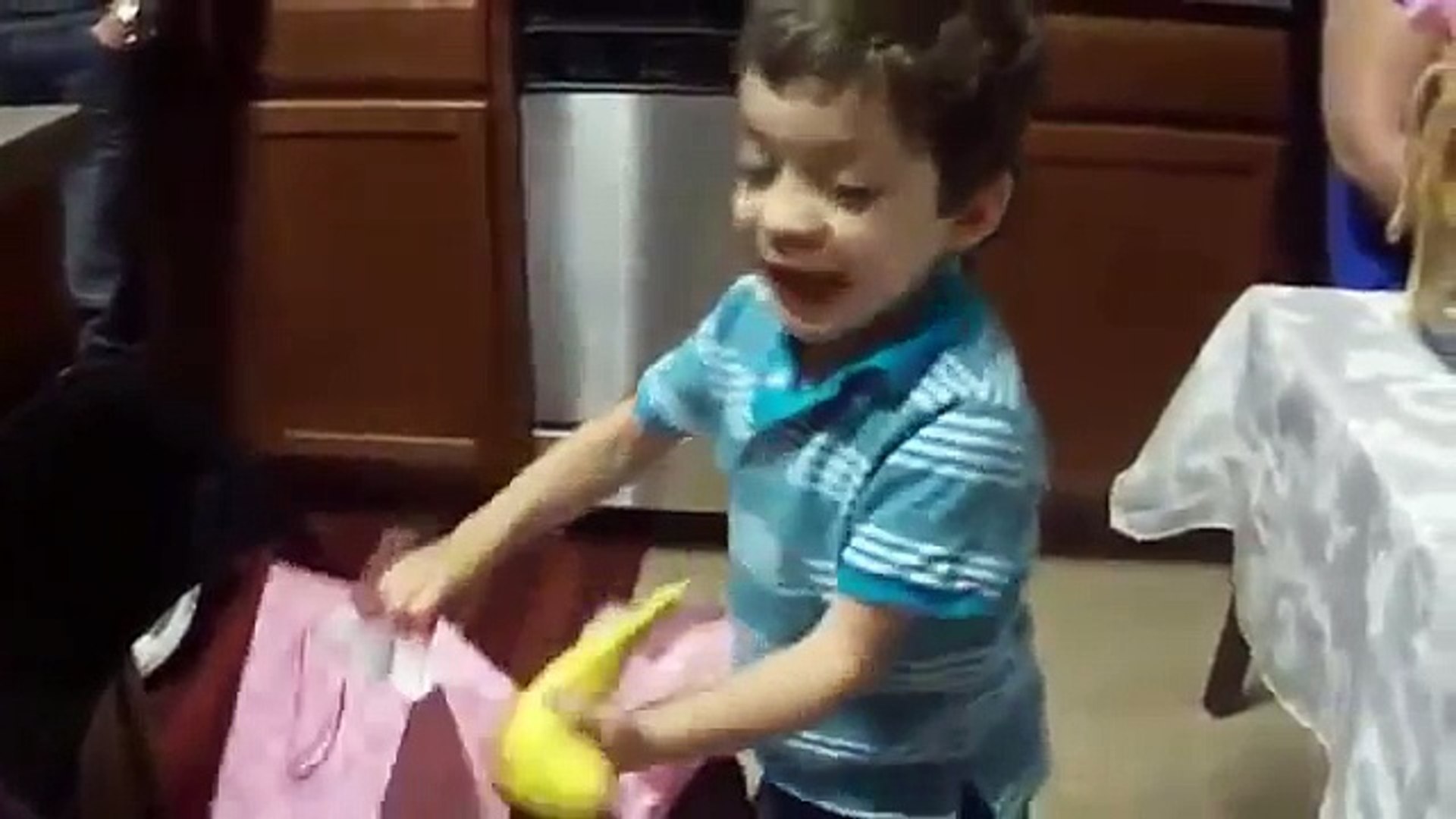 La felicidad de un niño al recibir una banana de regalo - video Dailymotion