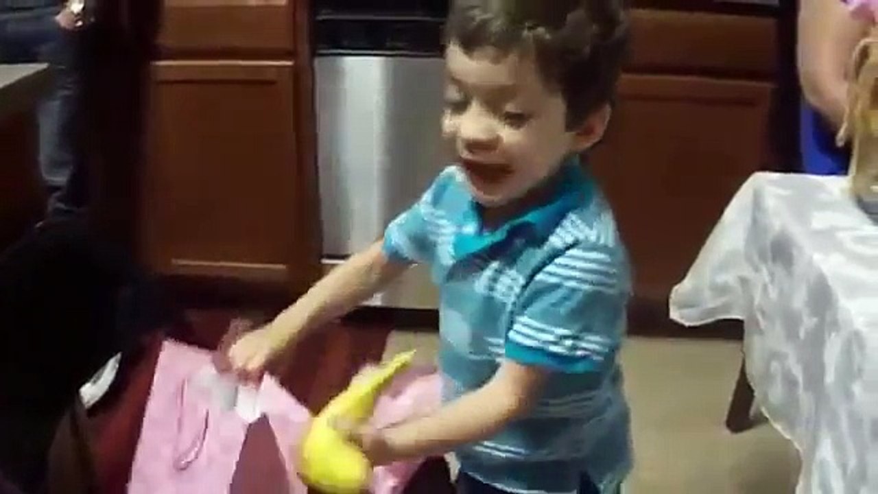 La felicidad de un niño al recibir una banana de regalo