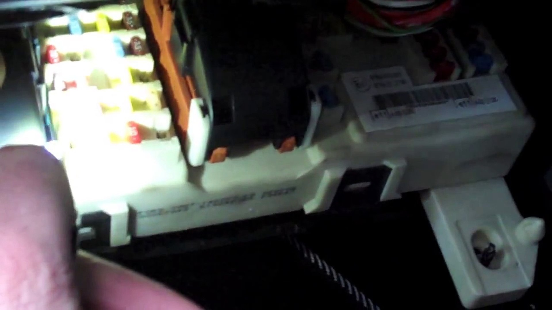 2008 Ford Focus fuse box Fix (cigar lighter/ auxillary fuse ) - video  Dailymotion