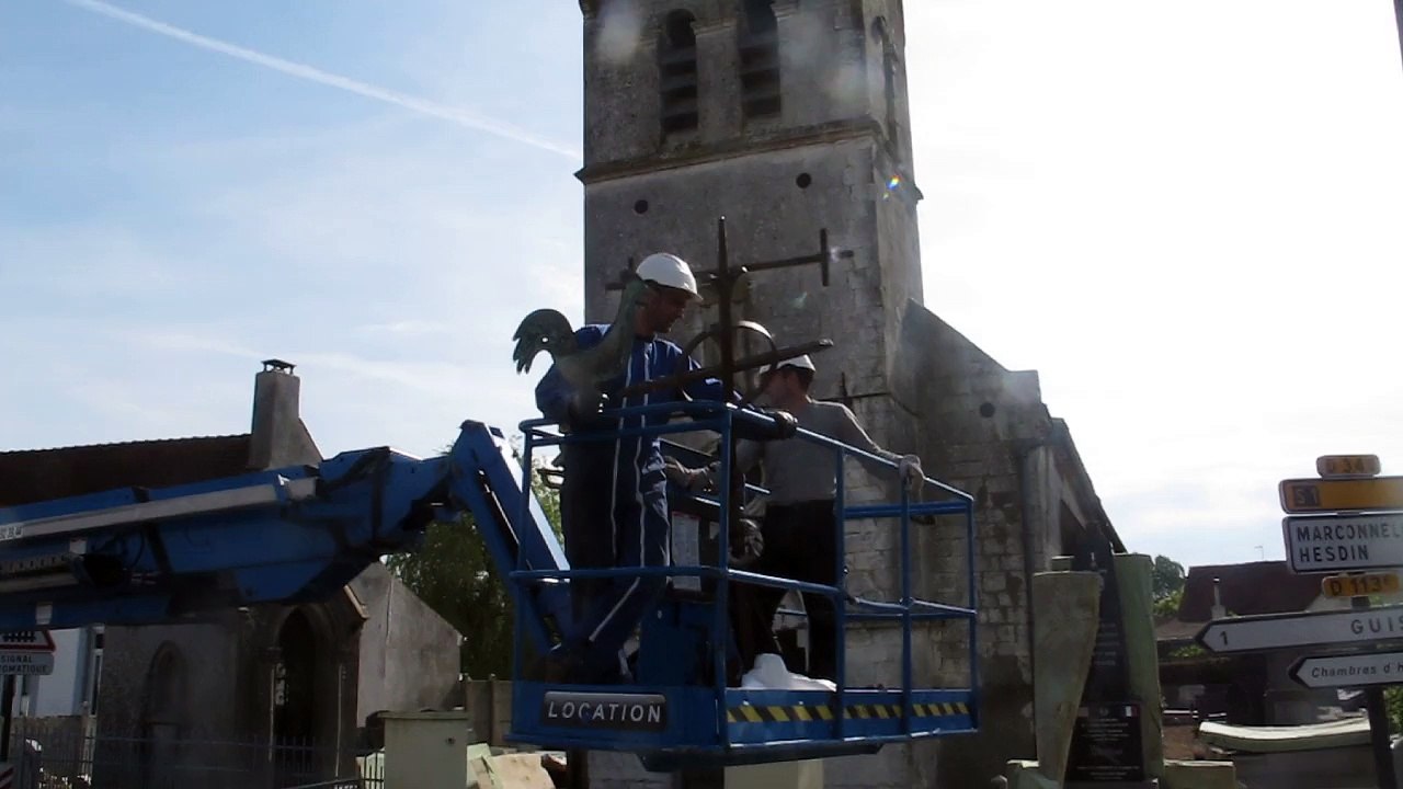 Bouin-Plumoison : Le chantier de destruction du clocher de l'église commence