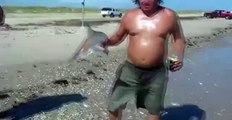 Hai beißt Mann vor laufender Kamera