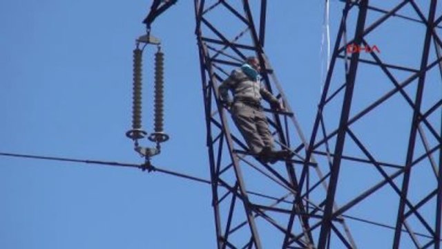 Tabeleya Tırmanan Adam Bu Sefer de Yüksek Gerilim Hattı Direğine Çıktı