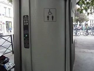 Usando um banheiro público em Paris...