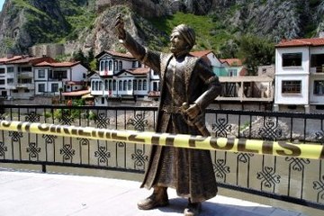 Selfie Çeken Şehzade Heykeline İkinci Saldırı