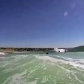 Énorme chute d'un Surfeur pris au piège par une grosse vague