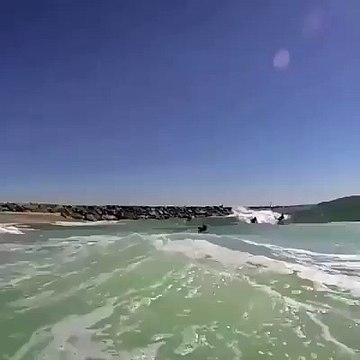 Énorme chute d'un Surfeur pris au piège par une grosse vague