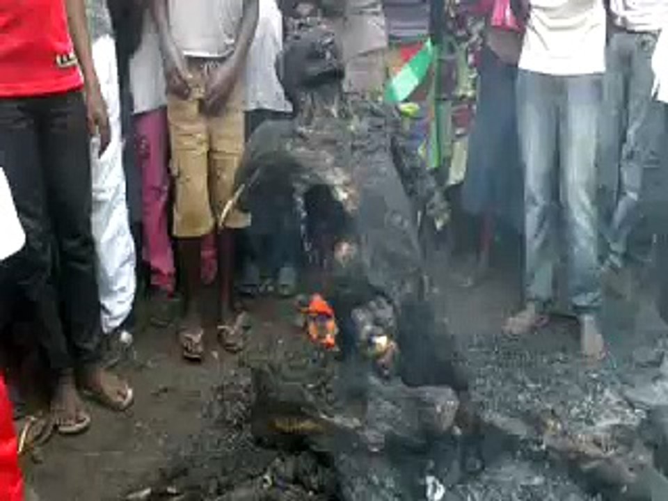 la population de goma se fait une justice populaire en brulant vif des voleurs!