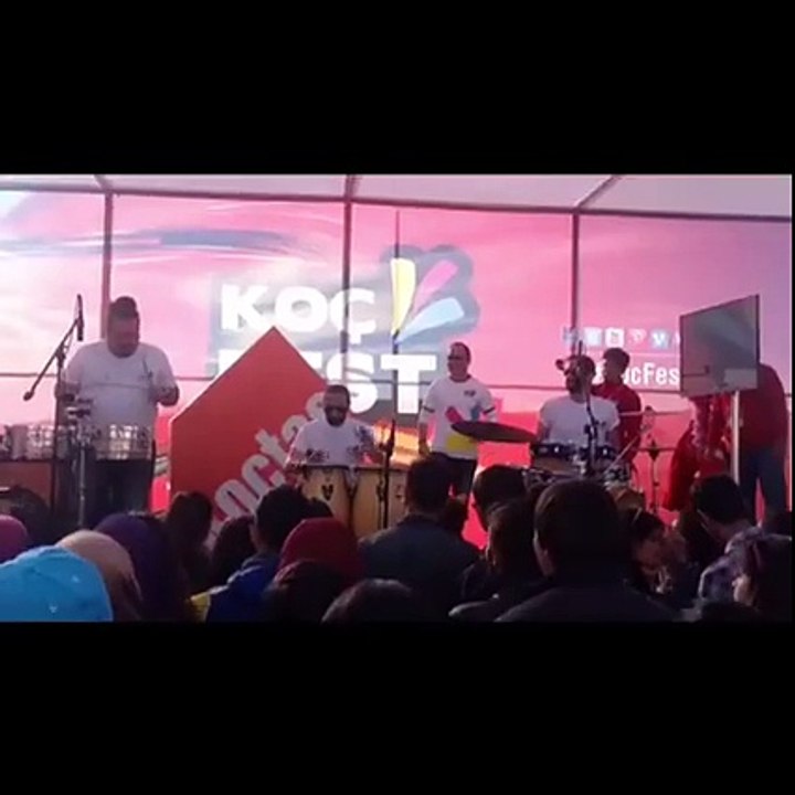 Sivas Cumhuriyet Üniversitesi etkinliklerimiz Koç Fest Perküsyon Ekibi'nin performansıyla sona erdi. Koç Fest'ten en eğlenceli anlarınızı #bizdevarız ile paylaşmayı unutmayın! Tekrar görüşmek üzere #kocfest