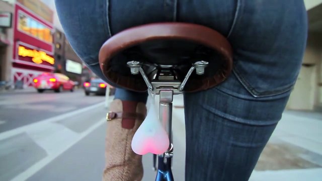 « Bike Balls » des testicules lumineuses pour vélo
