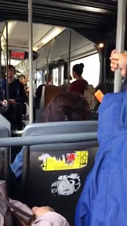 Une femme raciste dans un bus à Bruxelles