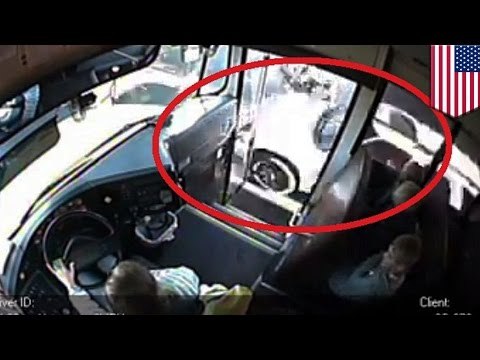 Camioneta a exceso de velocidad por poco atropella a 3 niños que esperaban el bus escolar