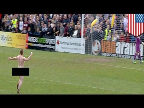 Aficionado desnudo entra a la cancha, evade seguridad y se toma foto con el portero del Southport FC