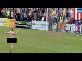 Aficionado desnudo entra a la cancha, evade seguridad y se toma foto con el portero del Southport FC