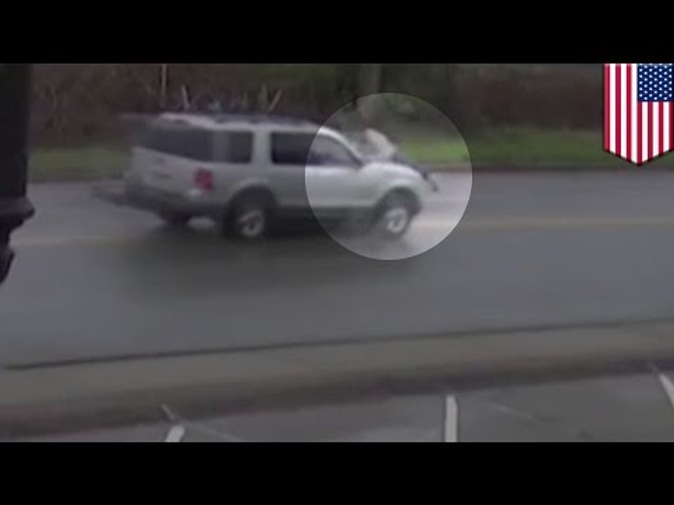 Pelea por una mujer termina con un hombre siendo arrollado y aferrándose al capo de una camioneta