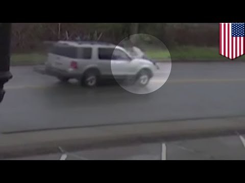 Pelea por una mujer termina con un hombre siendo arrollado y aferrándose al capo de una camioneta