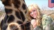 Abuela recibe amenazas de muerte luego de publicar una foto posando junto a jirafa muerta
