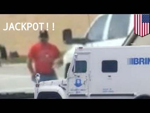 Camión blindado inexplicablemente lanza miles de dólares en una autopista de Texas