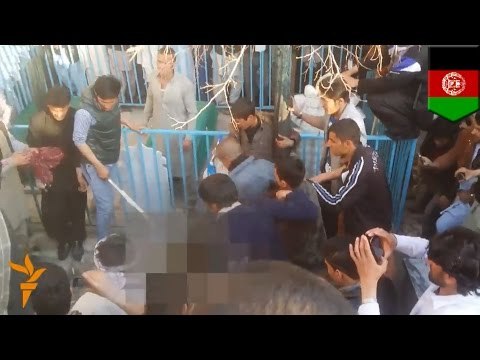 Multitud golpea hasta matar a mujer afgana por quemar el Corán, queman su cuerpo y lo lanzan al rio