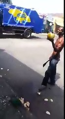 Vous connaissez Fruit Ninja ? Et ben voila un mec qui y joue en vrai !!