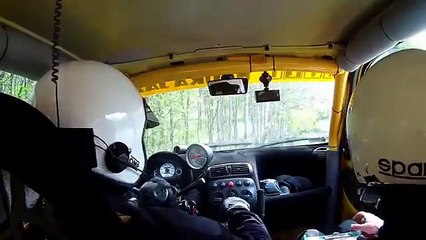 A este piloto de carreras se le salió el volante y siguió manejando en la competencia