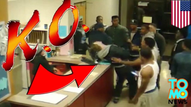 لاعب الربع الخلفي في فريق كنتاكي لكرة القدم درو باركر يوجه لكمة للاعب خط الوسط باتريك غرافري