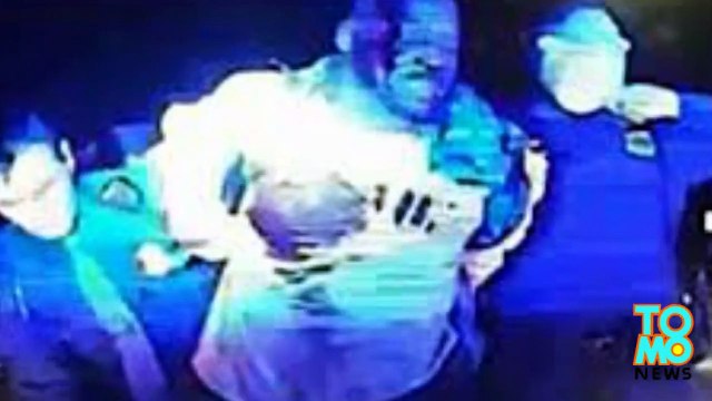 رجل شرطة من ديترويت يقوم بلكم فلويد دينت الأفروأمريكي عند إشارة المرور