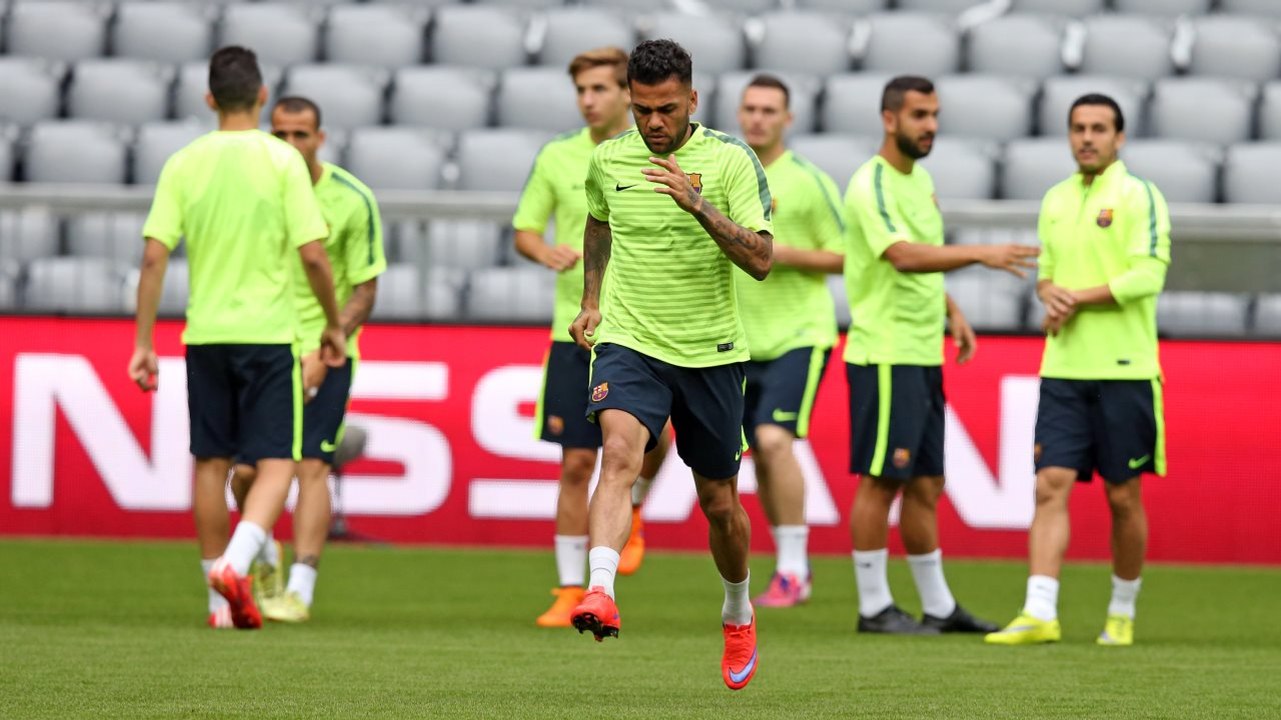 Alves skills in training session at Allianz Arena