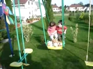 Beim Schaukeln mit Elaina