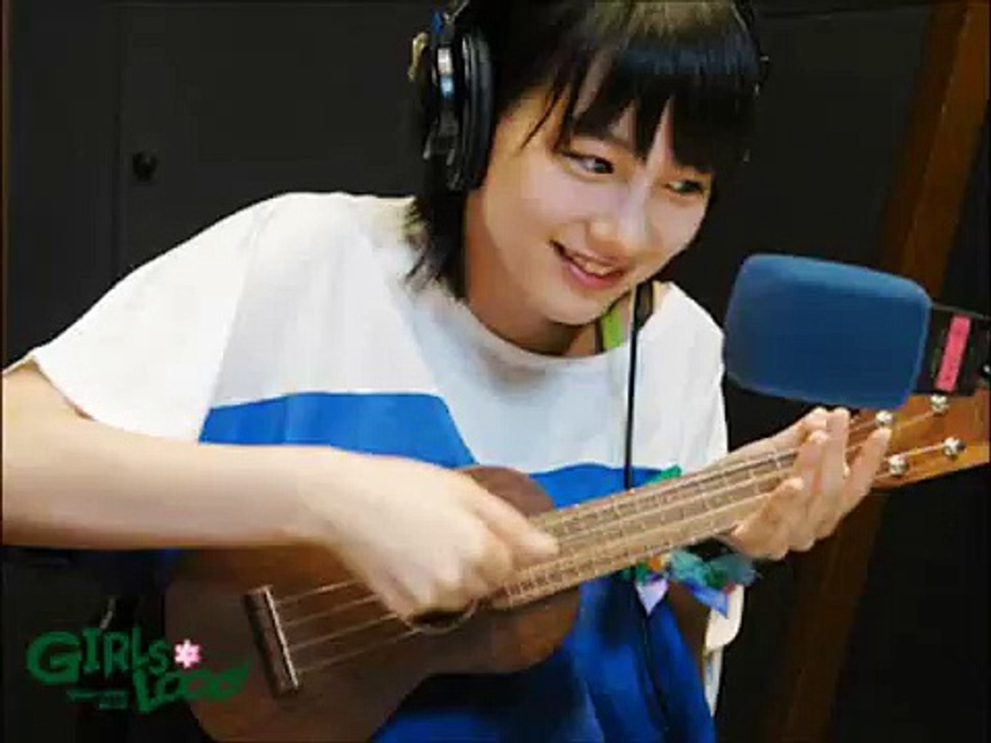 あまちゃん 能年玲奈がウクレレを弾いてみた Video Dailymotion