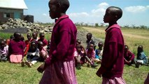 Niños masai de Kenia interpretan una danza tradicional
