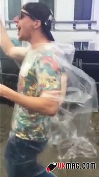 Ce mec fait une Danse vraiment à Mourir de Rire