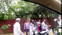 شرطي هندي يضرب فتاة بـ حجر لأنها رفضت تدفع رشوة له