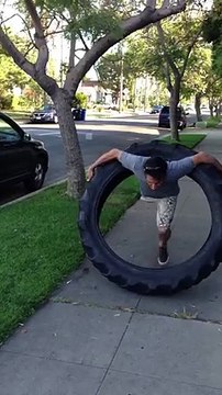 Faire du hula-hoop avec un gros pneu