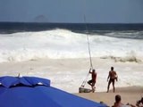 Salvamento de banhistas na Praia de Itacoatiara pelos Bombeiros e homens da Polícia Civil