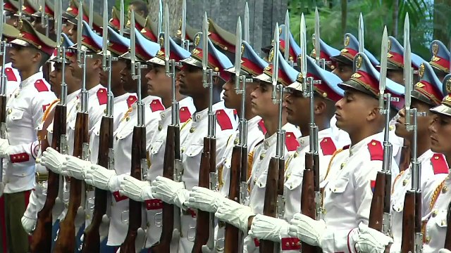 Hollande se encontra com Raul e Fidel Castro