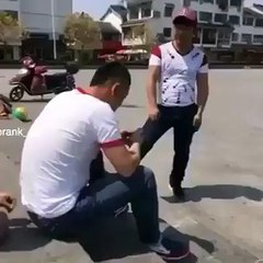 ھا ھا ھا دوستوں نے اس بیچارہ کے ساتھ بہت برا کیا۔