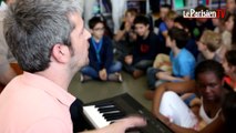 Le chanteur Grégoire chante la poésie à l'école