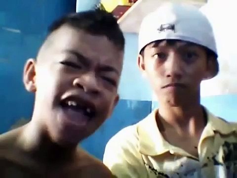 Meninos cantam musica - Tente não rir