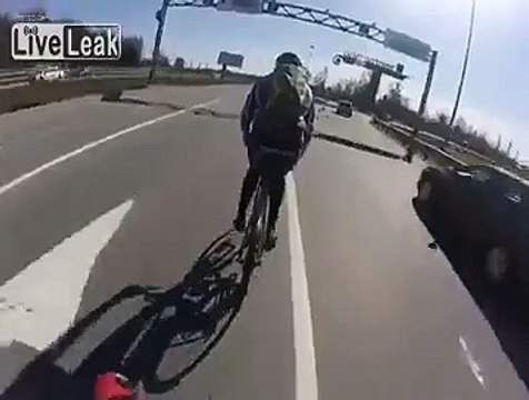 велосипедист чуть не погиб жесть-cyclist nearly died tin