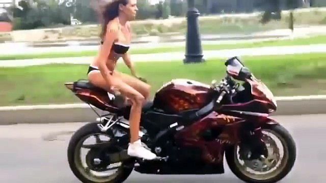 Así Se Conduce Una Moto Deportiva | Mujer Haciendo Maravillas En Una Moto Deportiva
