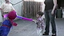 Un enfant refuse de casser sa Pinata Spider-Man et lui fait un calin. Trop mignon!