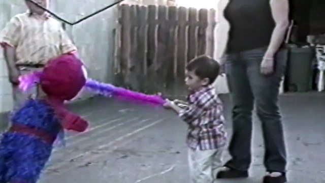 Un enfant refuse de casser sa Pinata Spider-Man et lui fait un calin. Trop mignon!