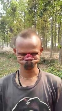 Un homme touche ses sourcils avec la langue