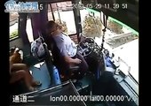 Conductor Chino de autobús cumple con su deber hasta su ultimo aliento.