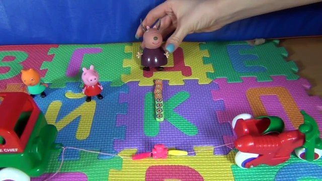 Свинка Пеппа и Кенди. Игрушечный мотоцикл против игрушечной машины. Кто сильнее